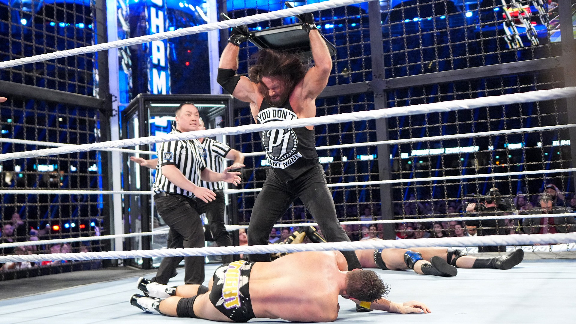AJ Styles atacando LA Knight