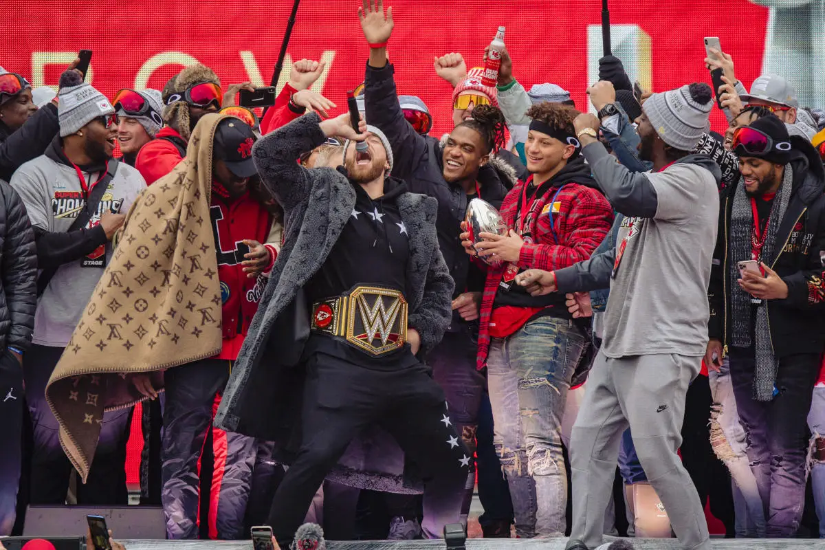 Travis Kelce com o WWE Title cedido para o Kansas City Chiefs após vencer o Super Bowl