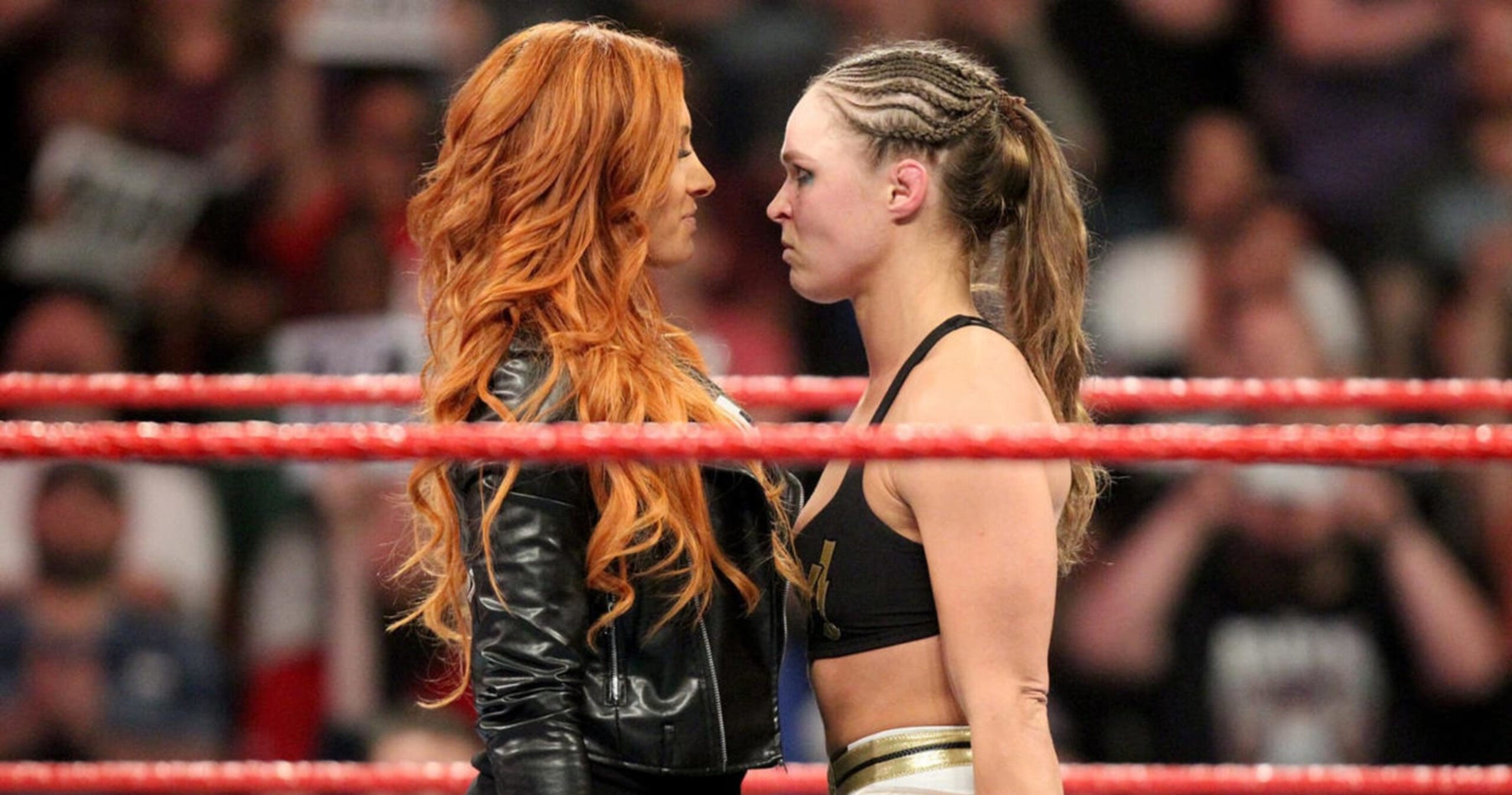 Becky Lynch encarando Ronda Rousey