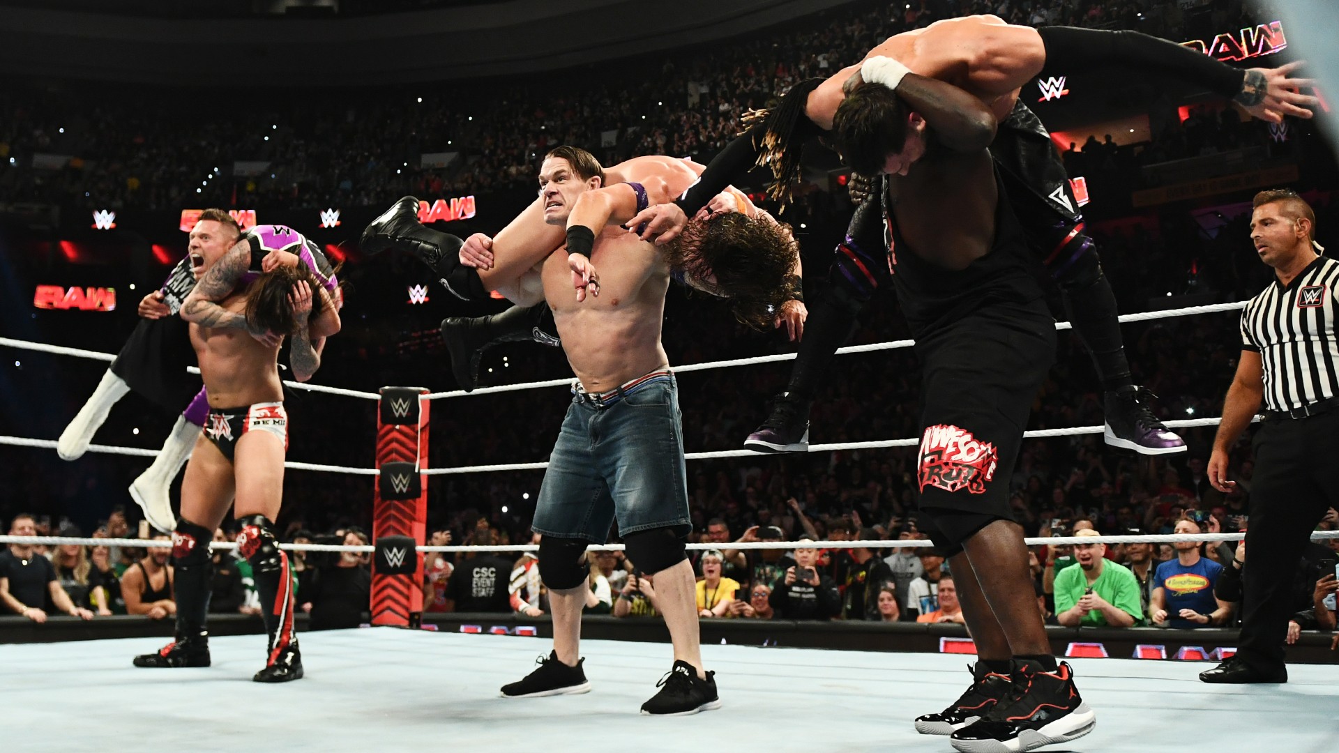 John Cena faz retorno surpresa ao WWE Raw