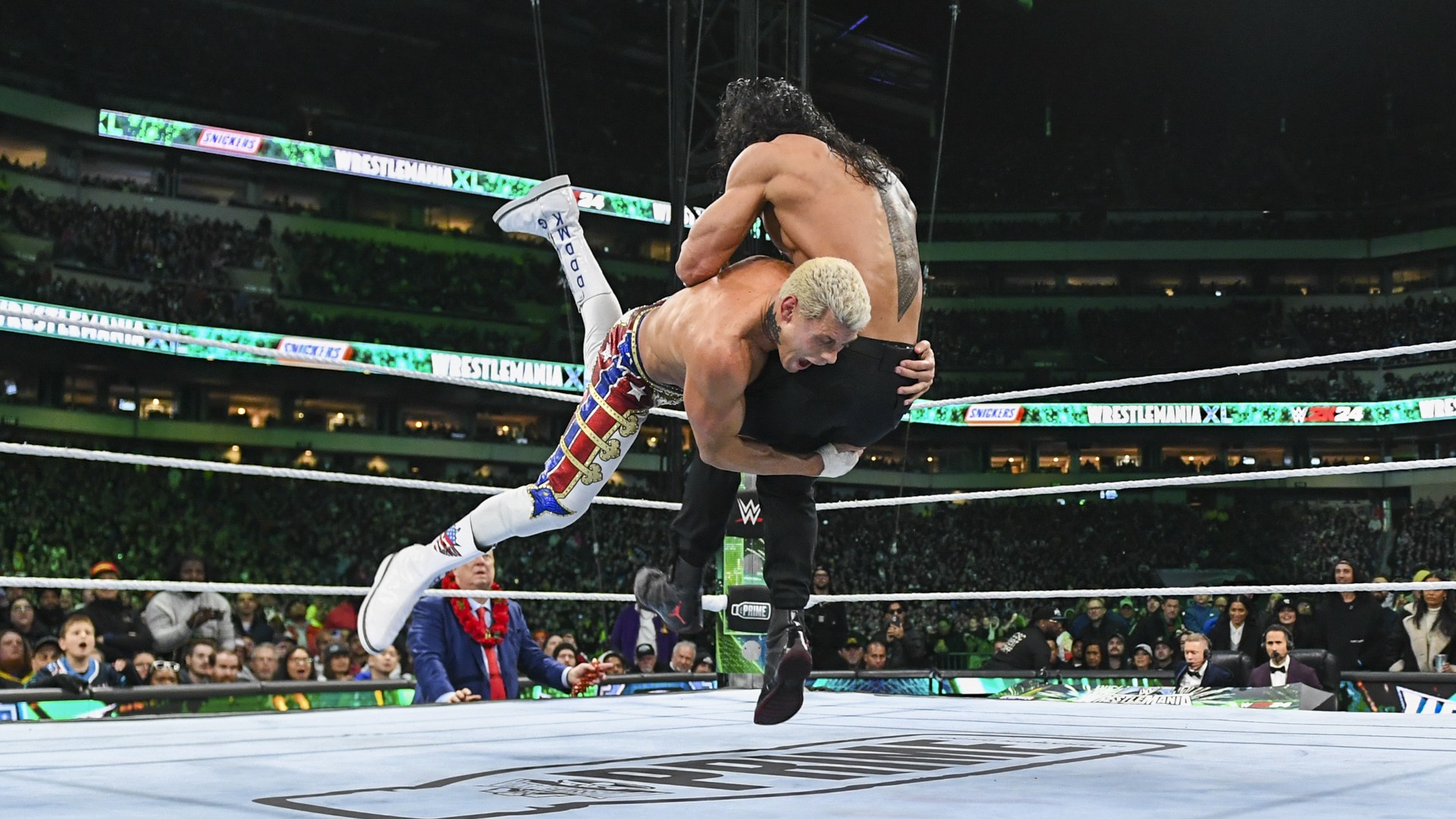 Cody Rhodes acerta Roman Reigns com um spear