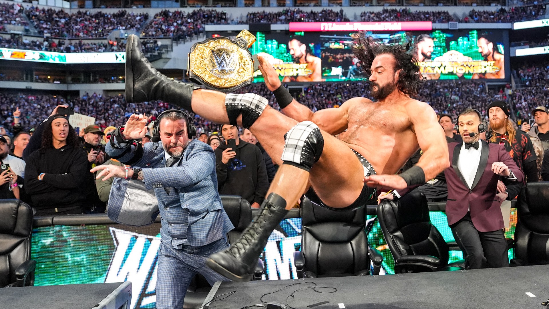 CM Punk derruba McIntyre na WrestleMania 40