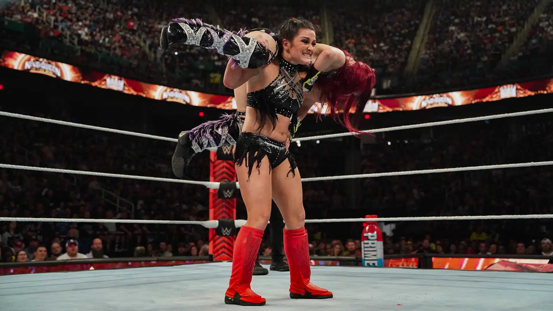 Lyra Valkyria é a primeira finalista do Queen of the Ring
