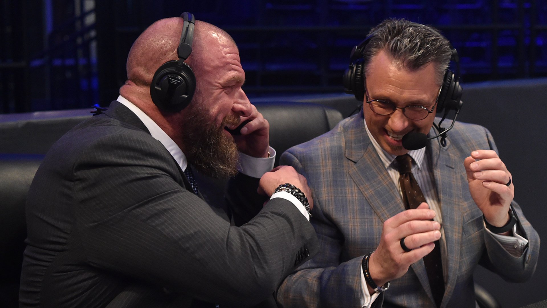 Triple H e Michael Cole