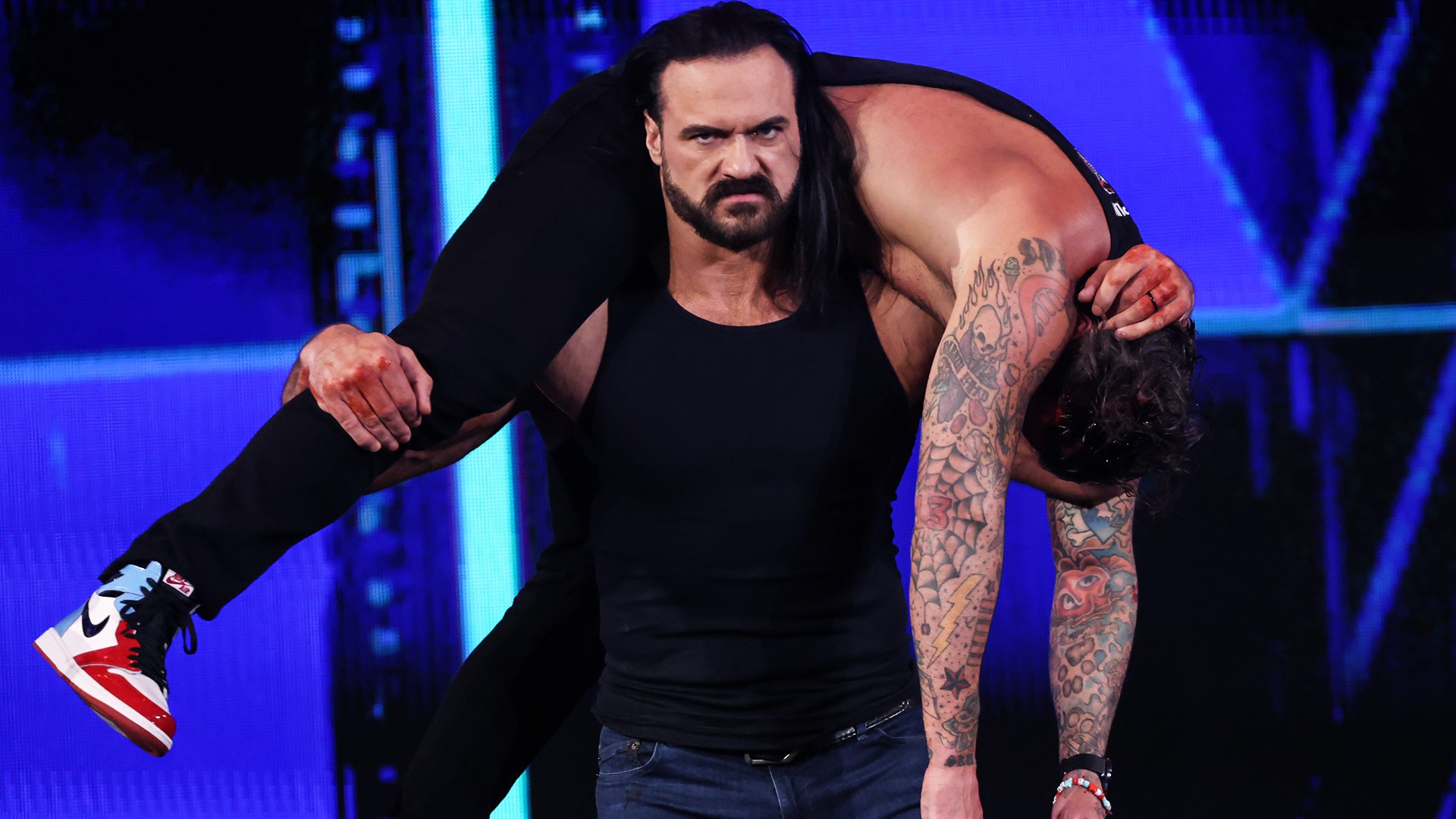 Drew McIntyre carregando CM Punk nas costas