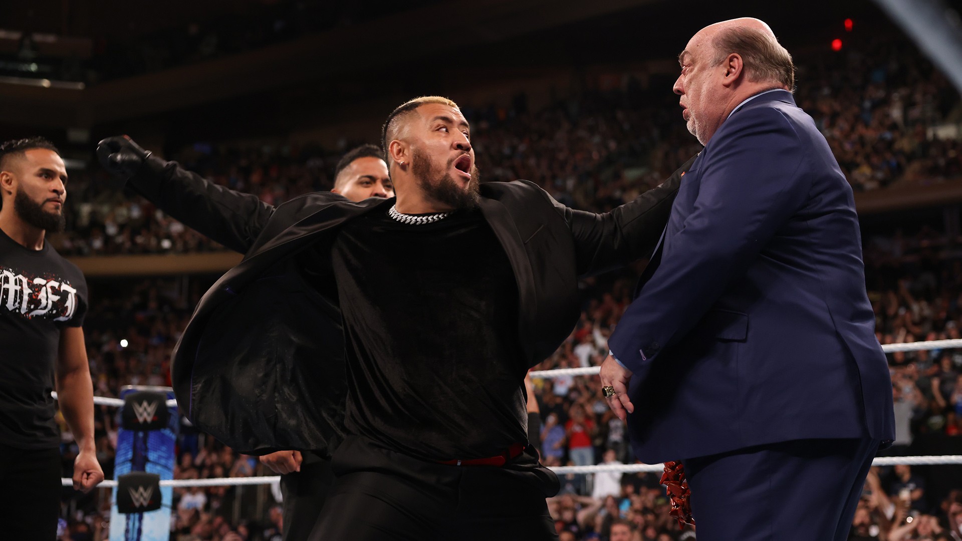 Paul Heyman atacado por Solo Sikoa