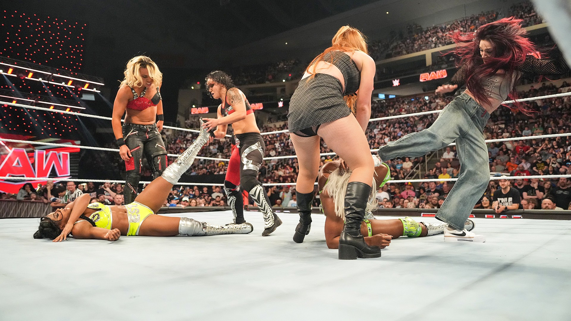 Defesa do título de duplas femininas termina em caos no WWE Raw