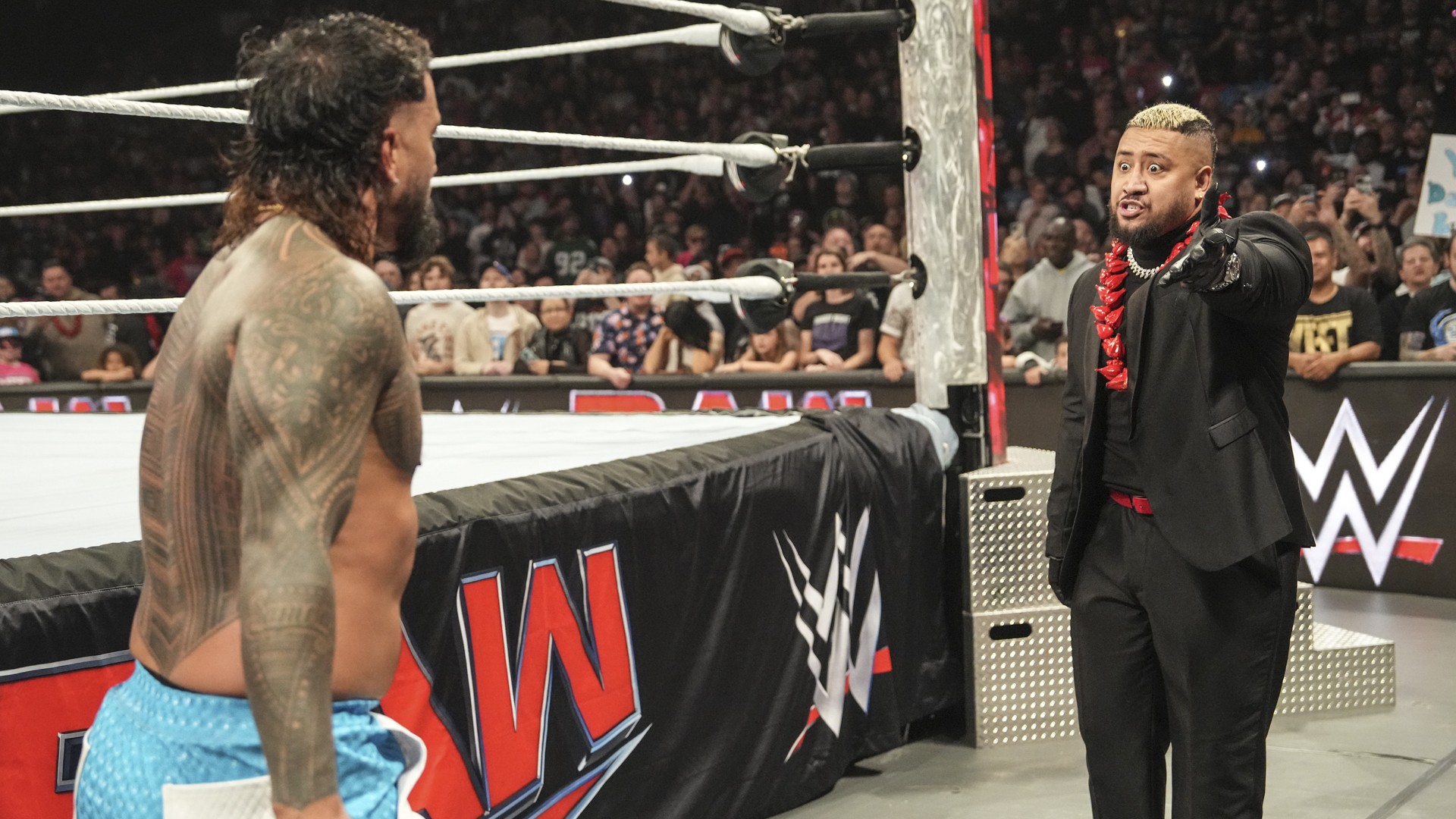 Jey Uso e Solo Sikoa no WWE Raw