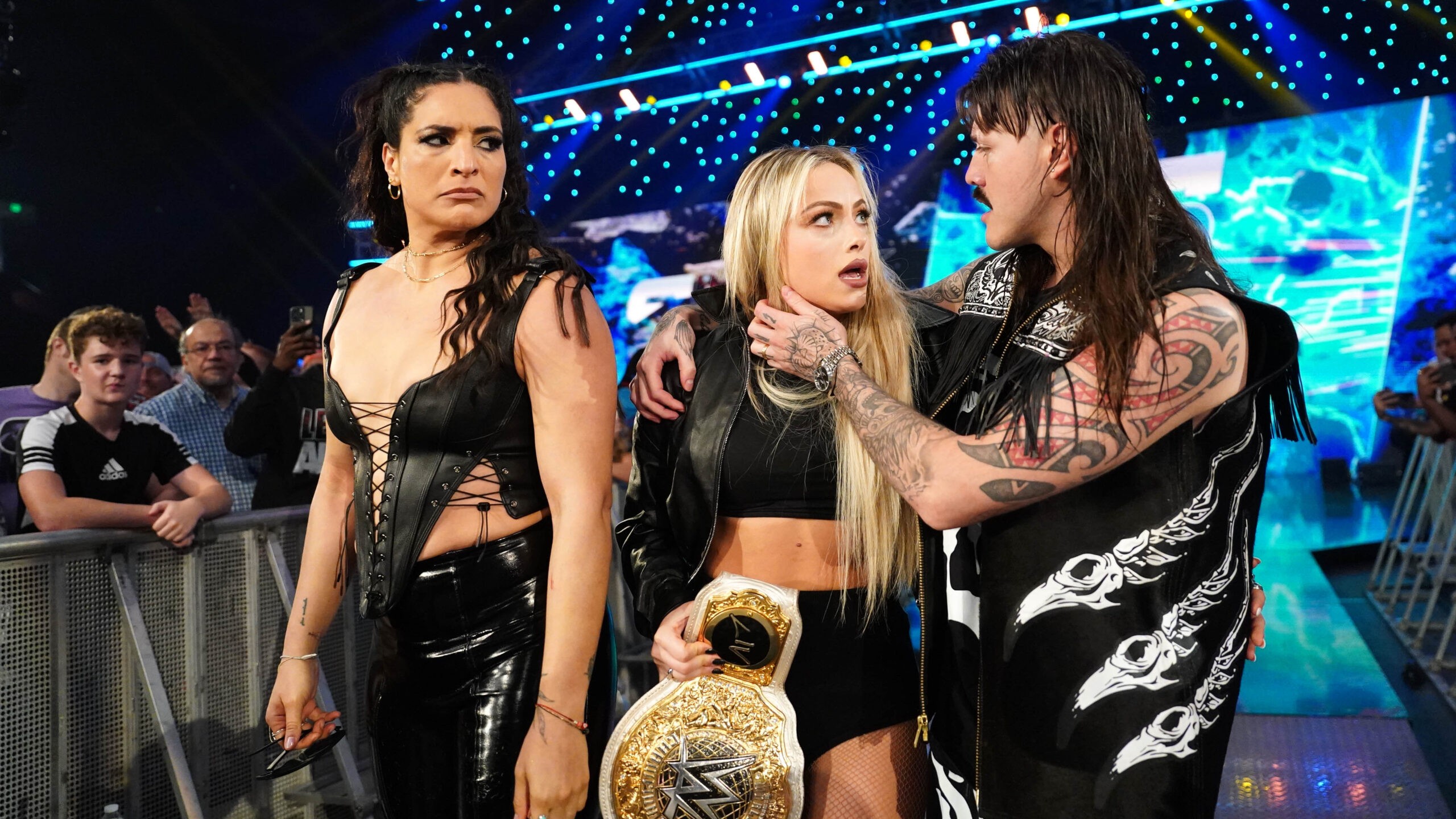 Raquel Rodriguez, Liv Morgan e Dominik Mysterio apareceram no WWE SmackDown