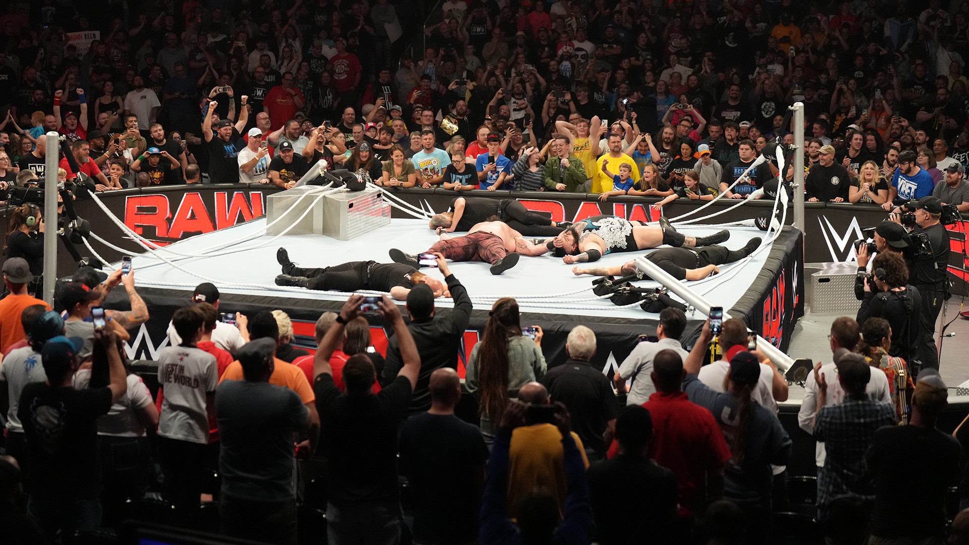 Ringue colapsado no WWE Raw