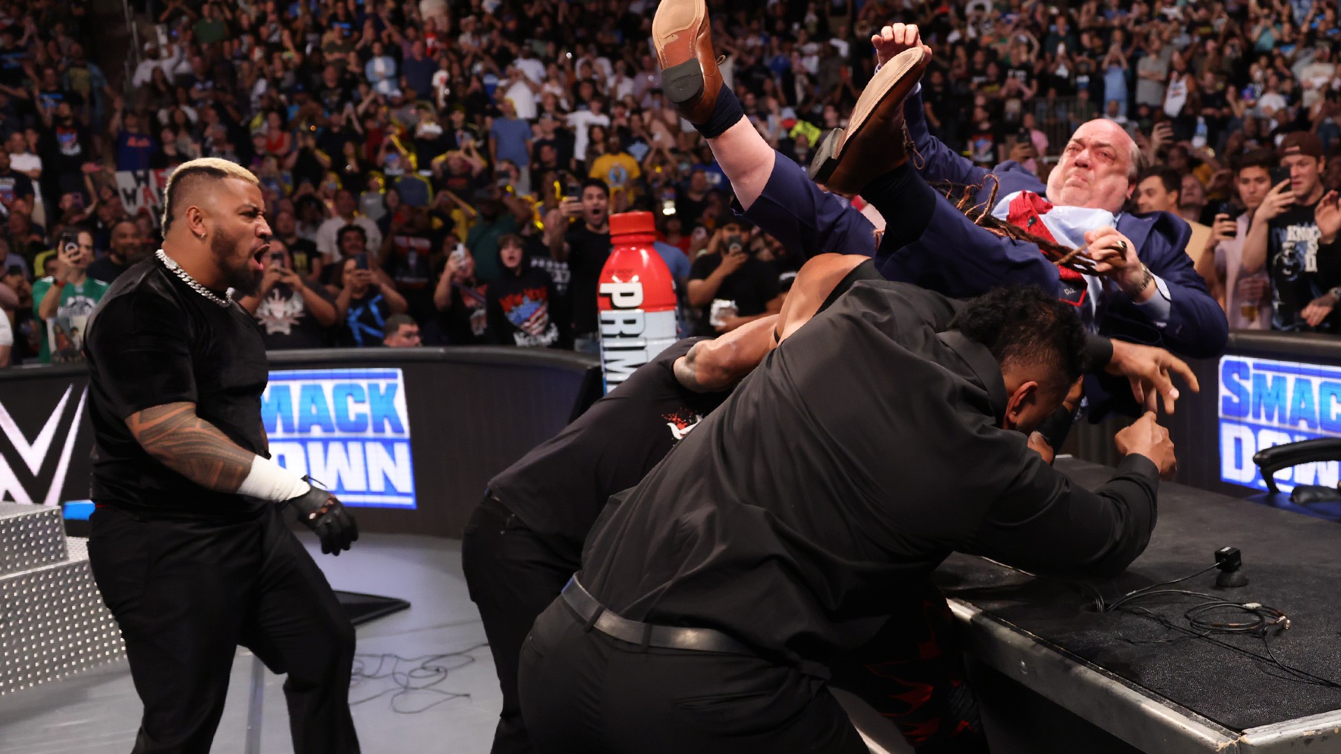 Solo Sikoa ordena que Paul Heyman seja arremessado na mesa dos comentaristas pela Bloodline