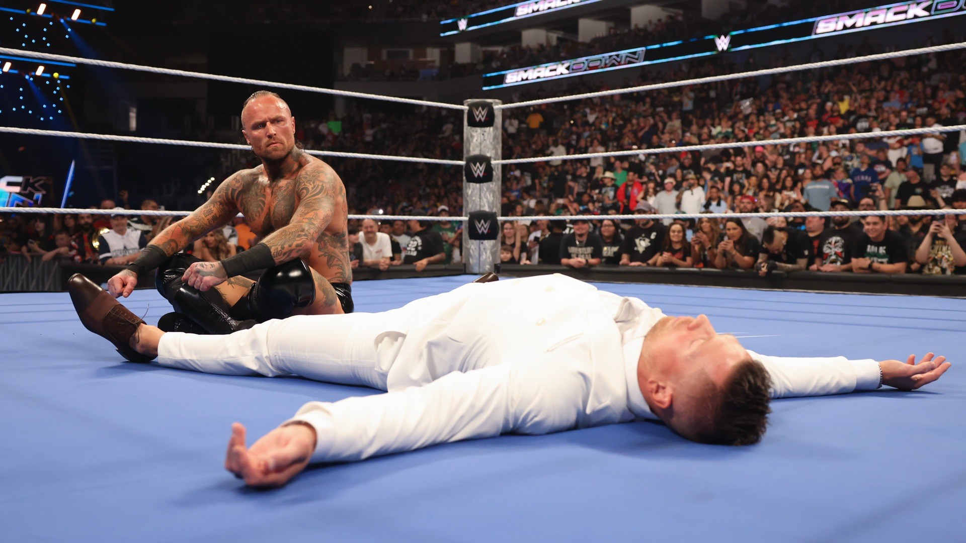 Aleister Black retorna atacando The Miz