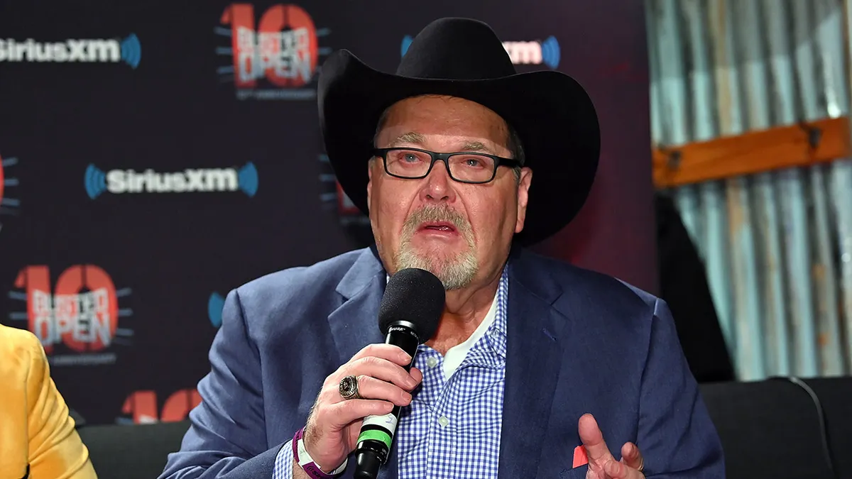 WWE presta homenagem a Jim Ross durante o RAW