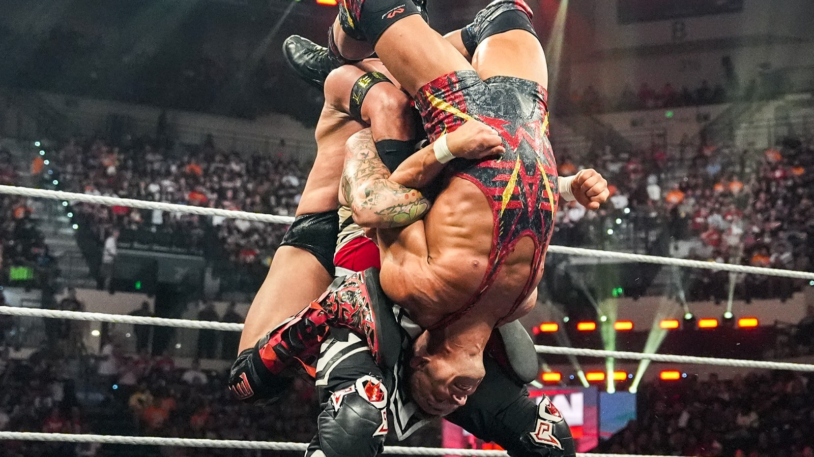 Chad Gable exibe lesões após combate no WWE Raw