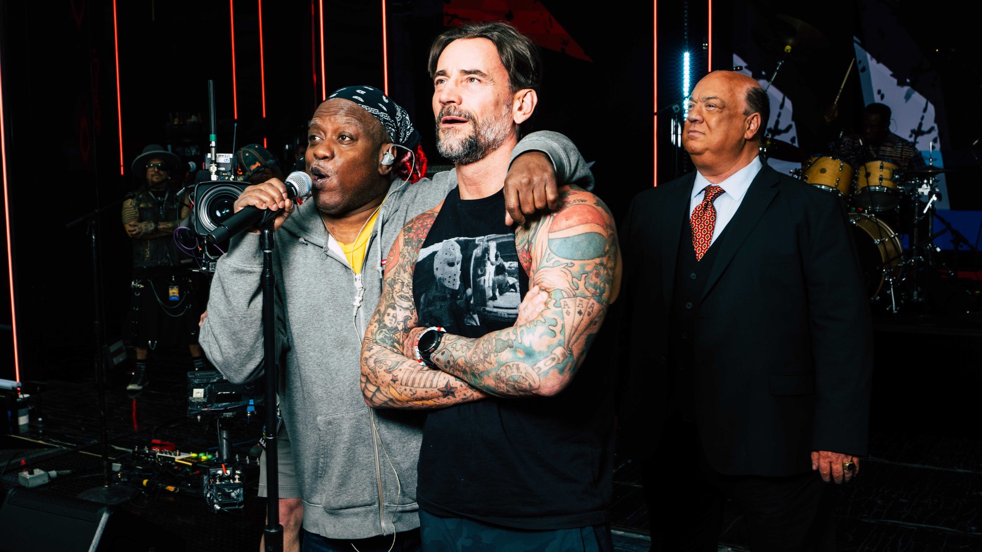 CM Punk e Paul Heyman no ensaio do Living Colour durante o WrestleMania 41