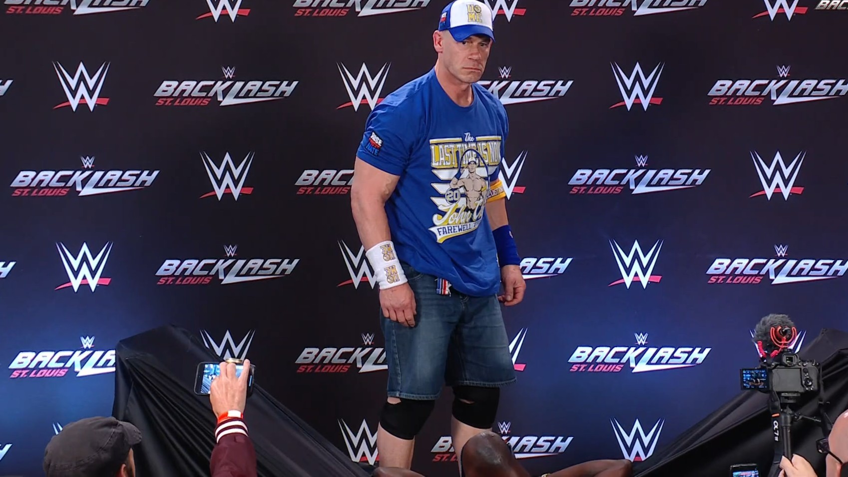 John Cena atacou R-Truth na coletiva pós WWE Backlash.