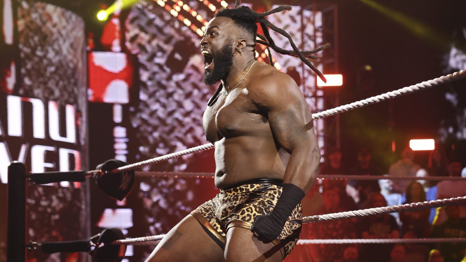 Keanu Carver reaparece após polêmica Roman Reigns