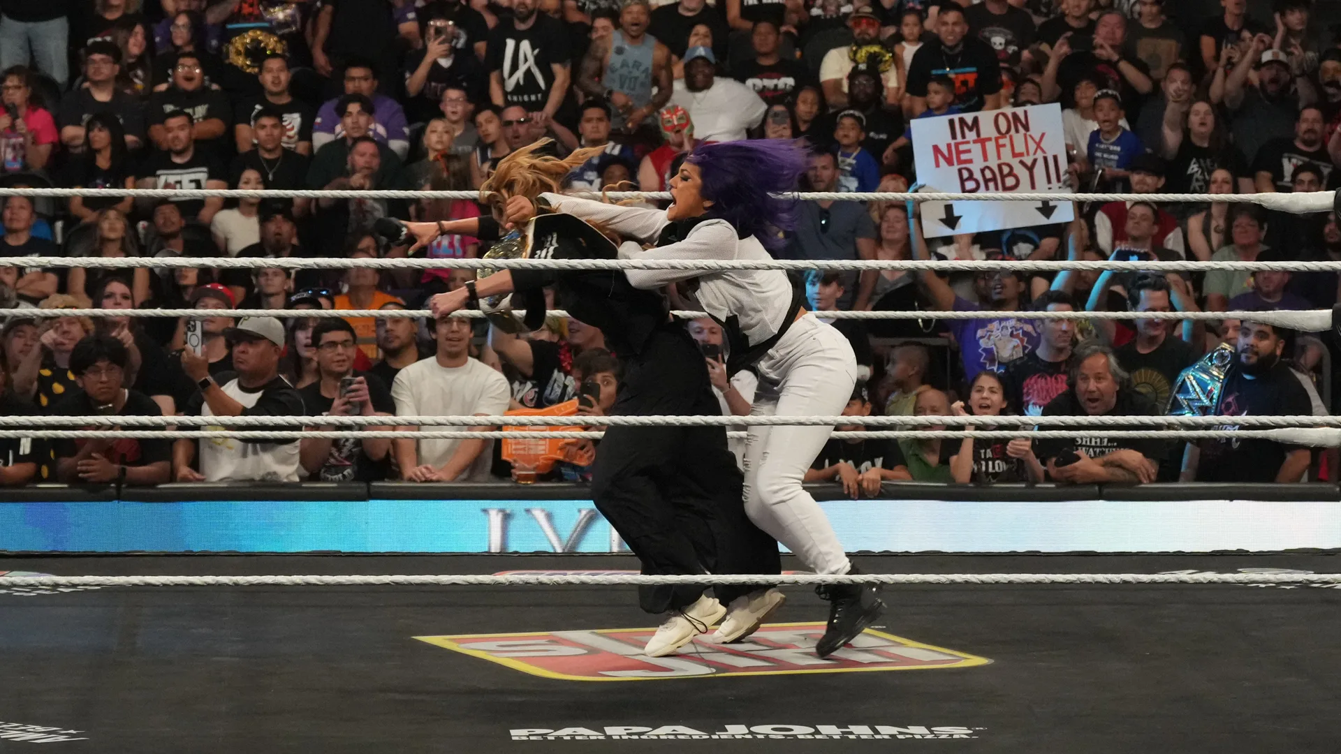 Bayley retornou atacando Becky Lynch no WWE Raw