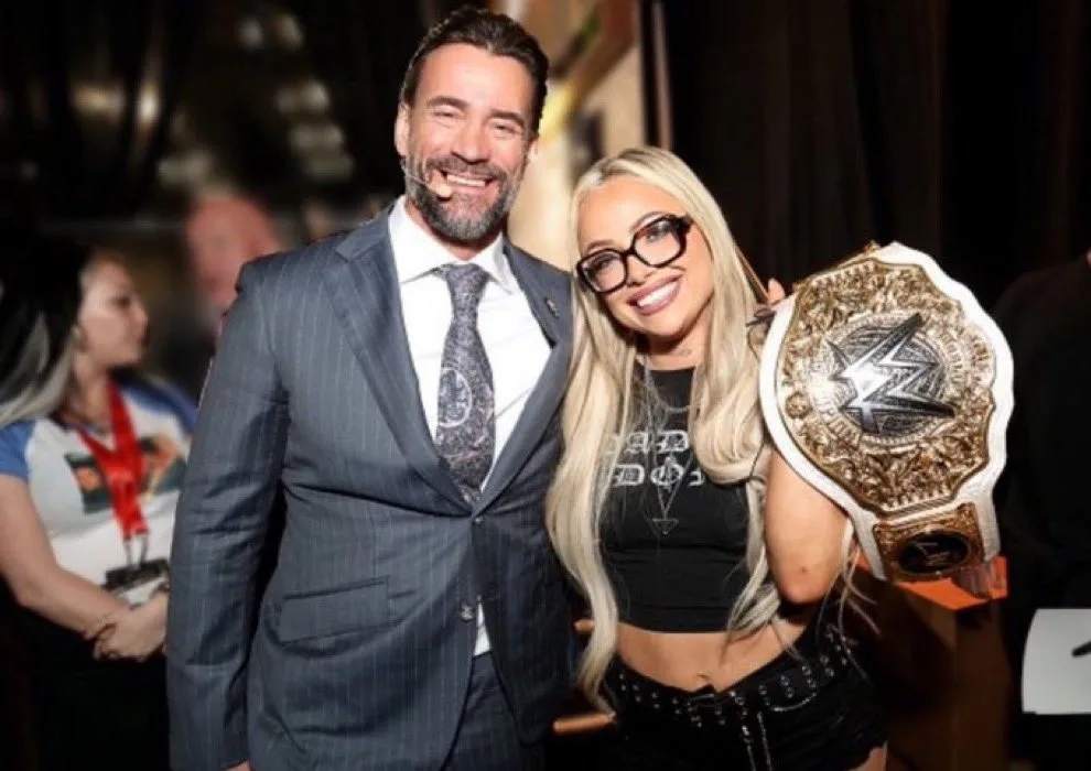 CM Punk presta homenagem a Liv Morgan após lesão grave