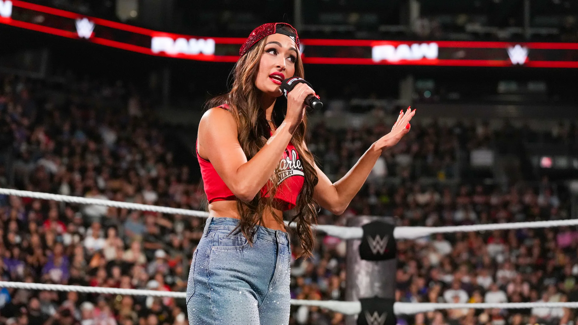 Nikki Bella comenta erro ao pronunciar nome de Stephanie Vaquer