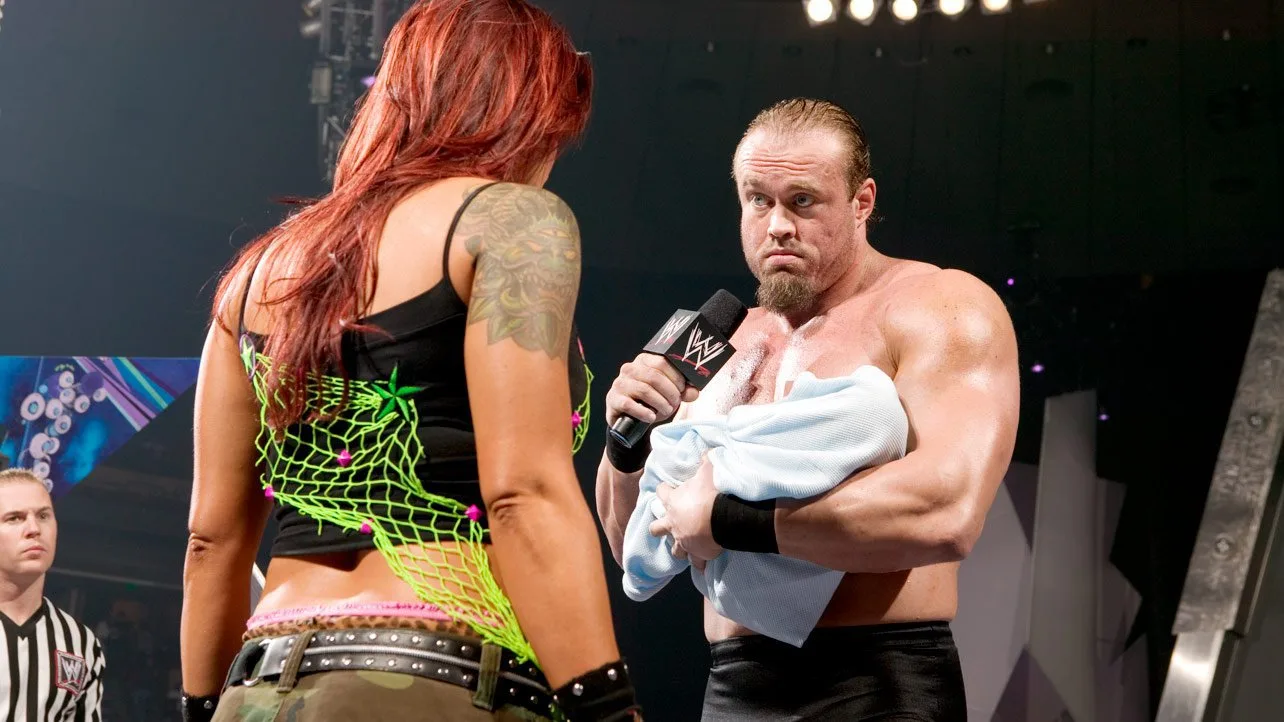 Snitsky fala sobre quando chutou um bebê reborn na WWE