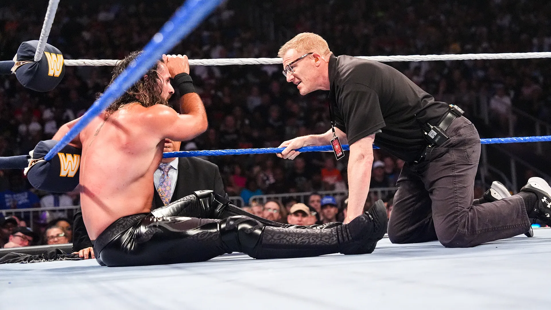 Seth Rollins sofre lesão no joelho e sai carregado em evento da WWE