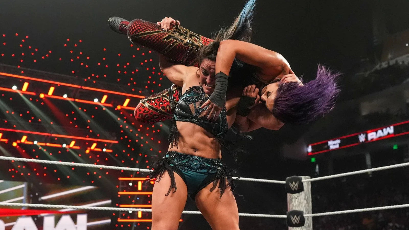 Bayley escapa de lesão grave no RAW após botch de Lyra Valkyria