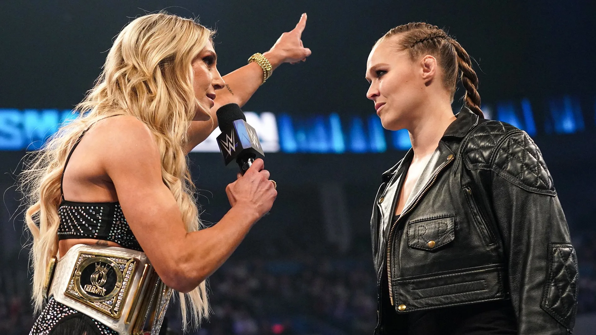 Charlotte Flair elogia Ronda Rousey por impulsionar mulheres na WrestleMania