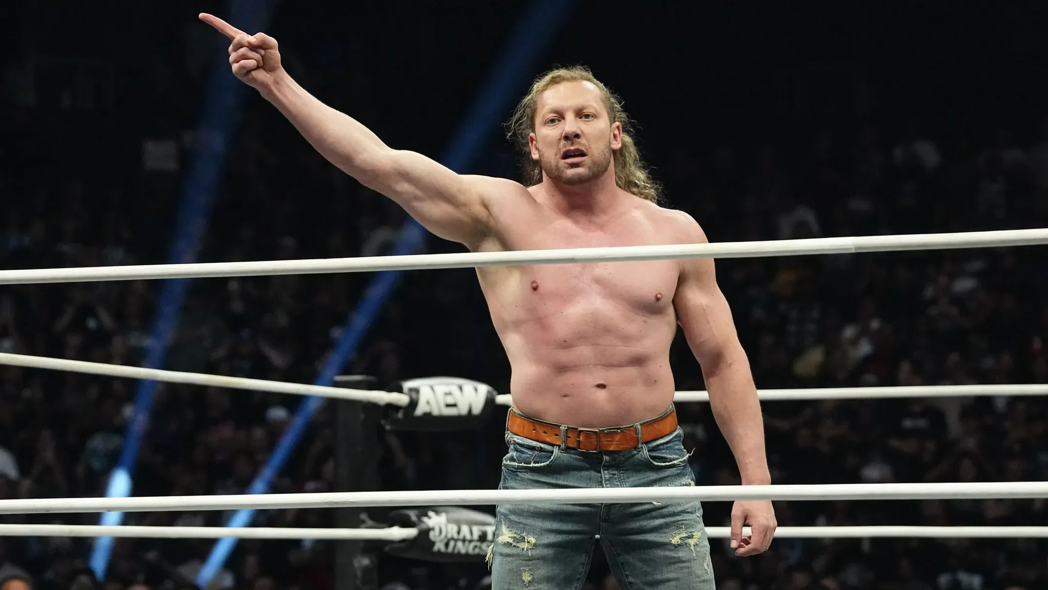 Kenny Omega faz retorno surpresa no AEW Dynamite