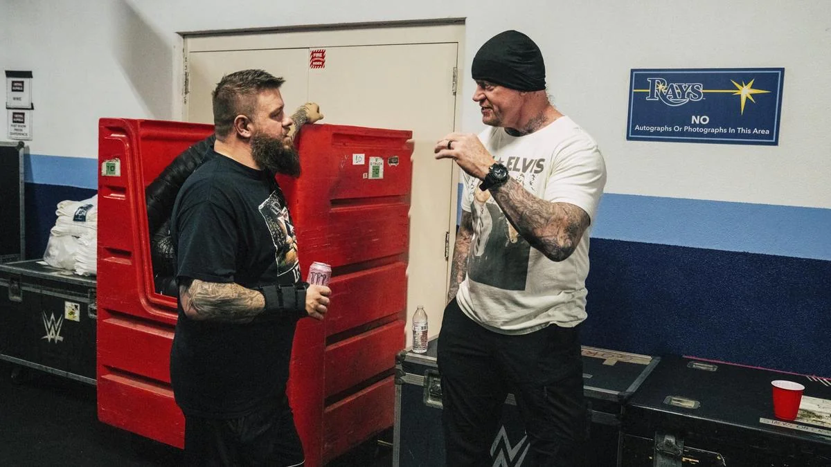 Kevin Owens e Undertaker ajudam Jelly Roll em treino para estreia na WWE