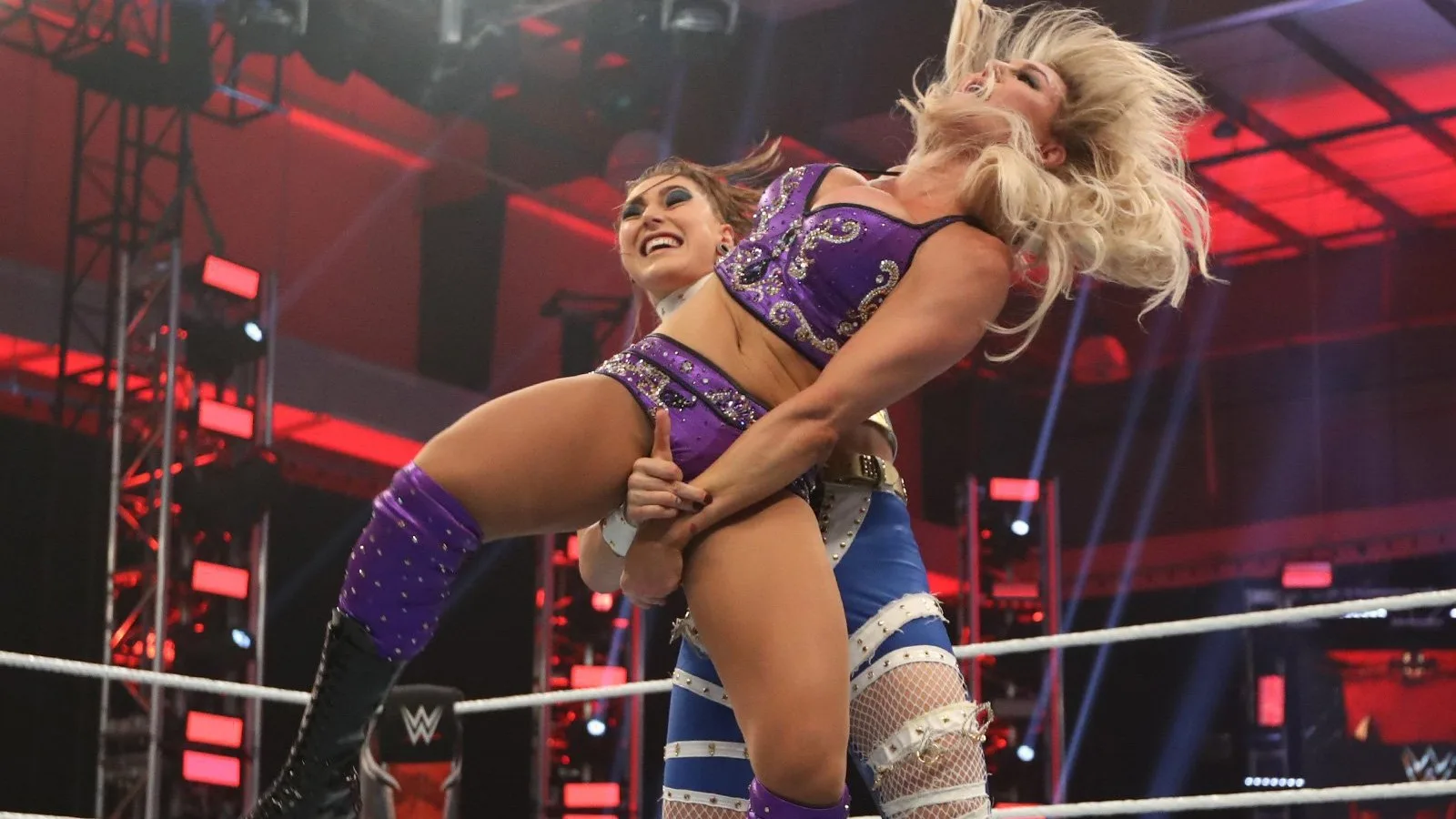 Rhea Ripley e Charlotte Flair