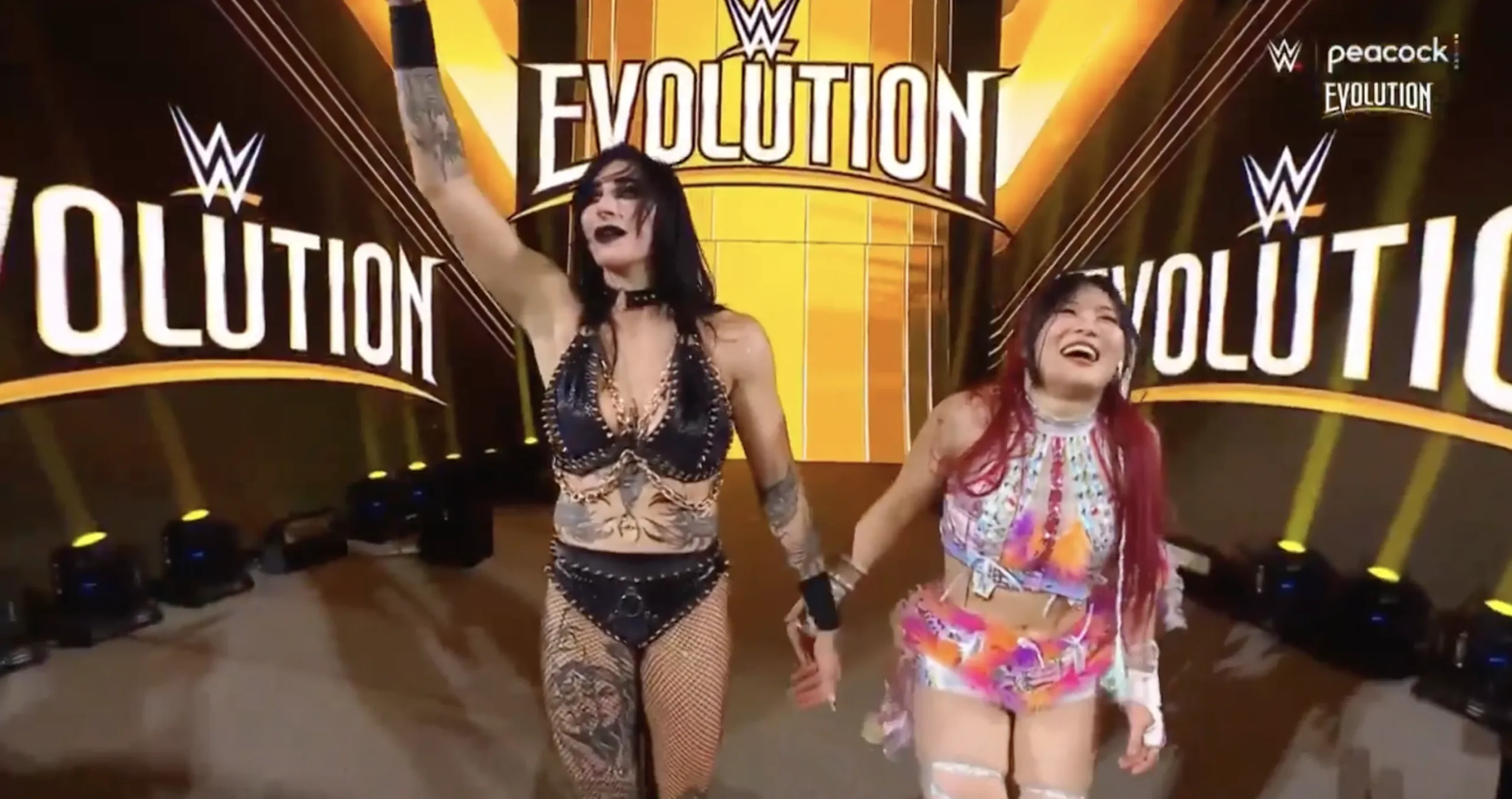 Rhea Ripley e IYO Sky se abraçam ao fim do WWE Evolution