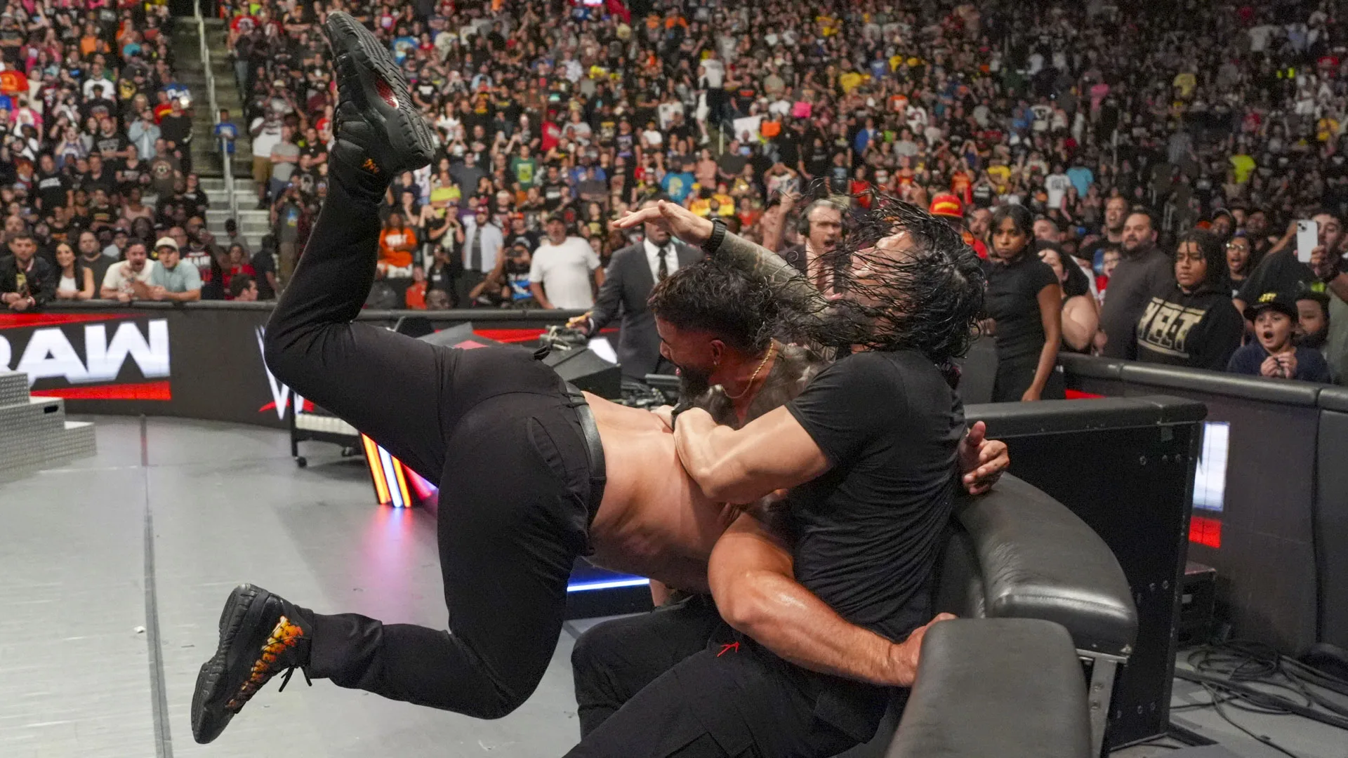 Roman Reigns ajudado nos bastidores após ataque no WWE RAW
