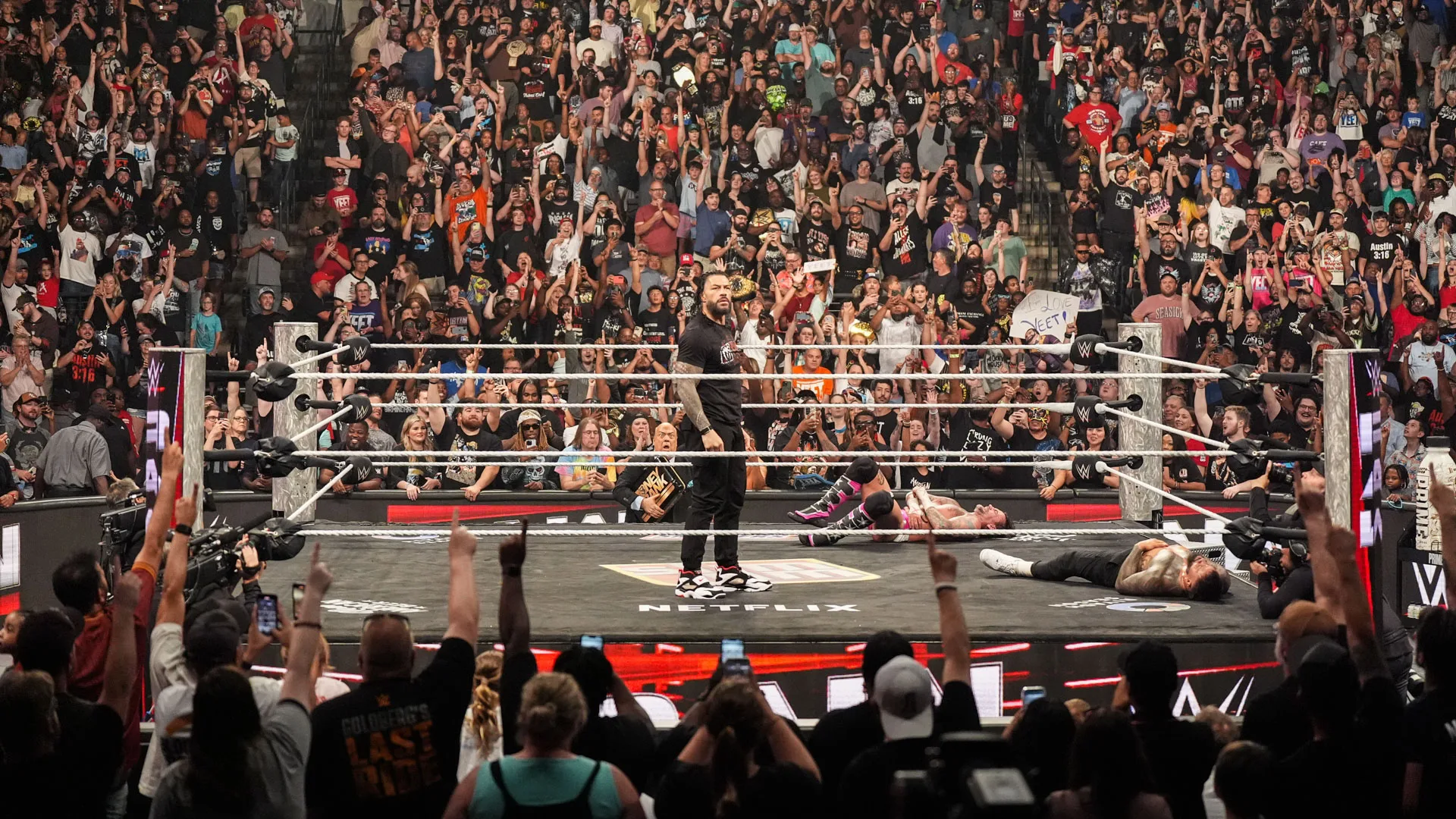Roman Reigns retorna no WWE RAW