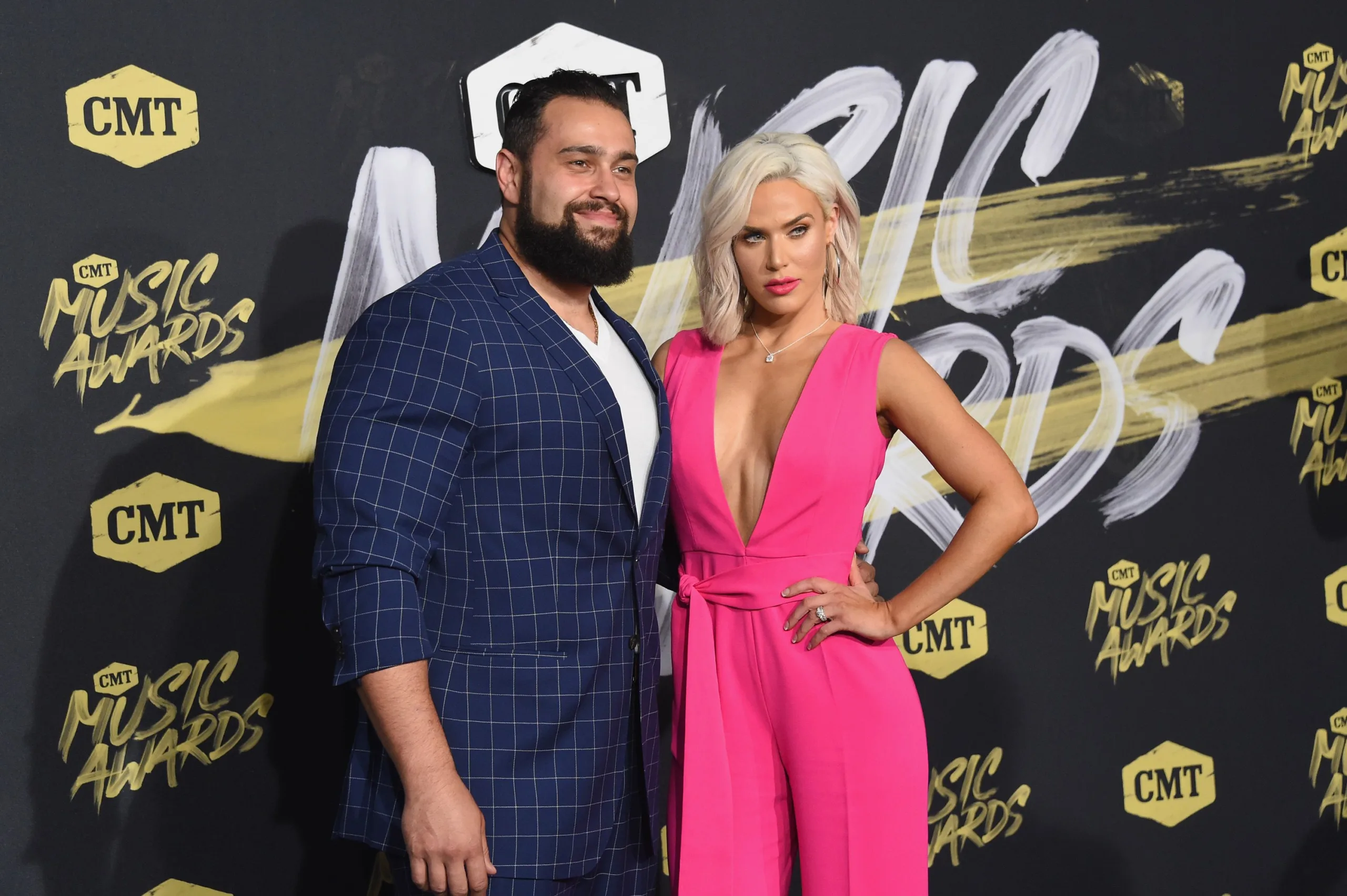 Veículo de Rusev e Lana é roubado em falha de segurança em Manhattan