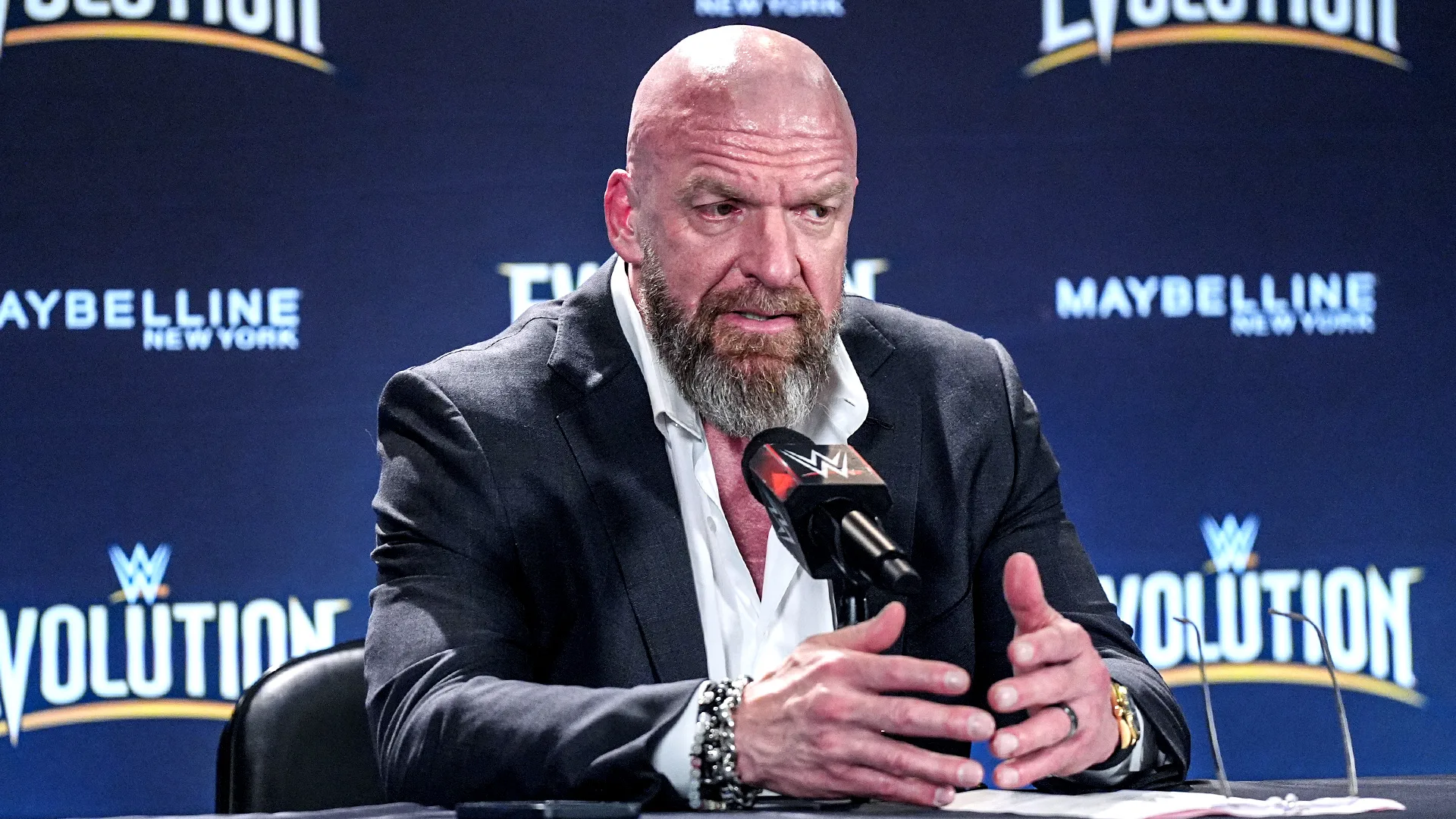 Triple H atualiza sobre lesão de Seth Rollins: “não parece bom”