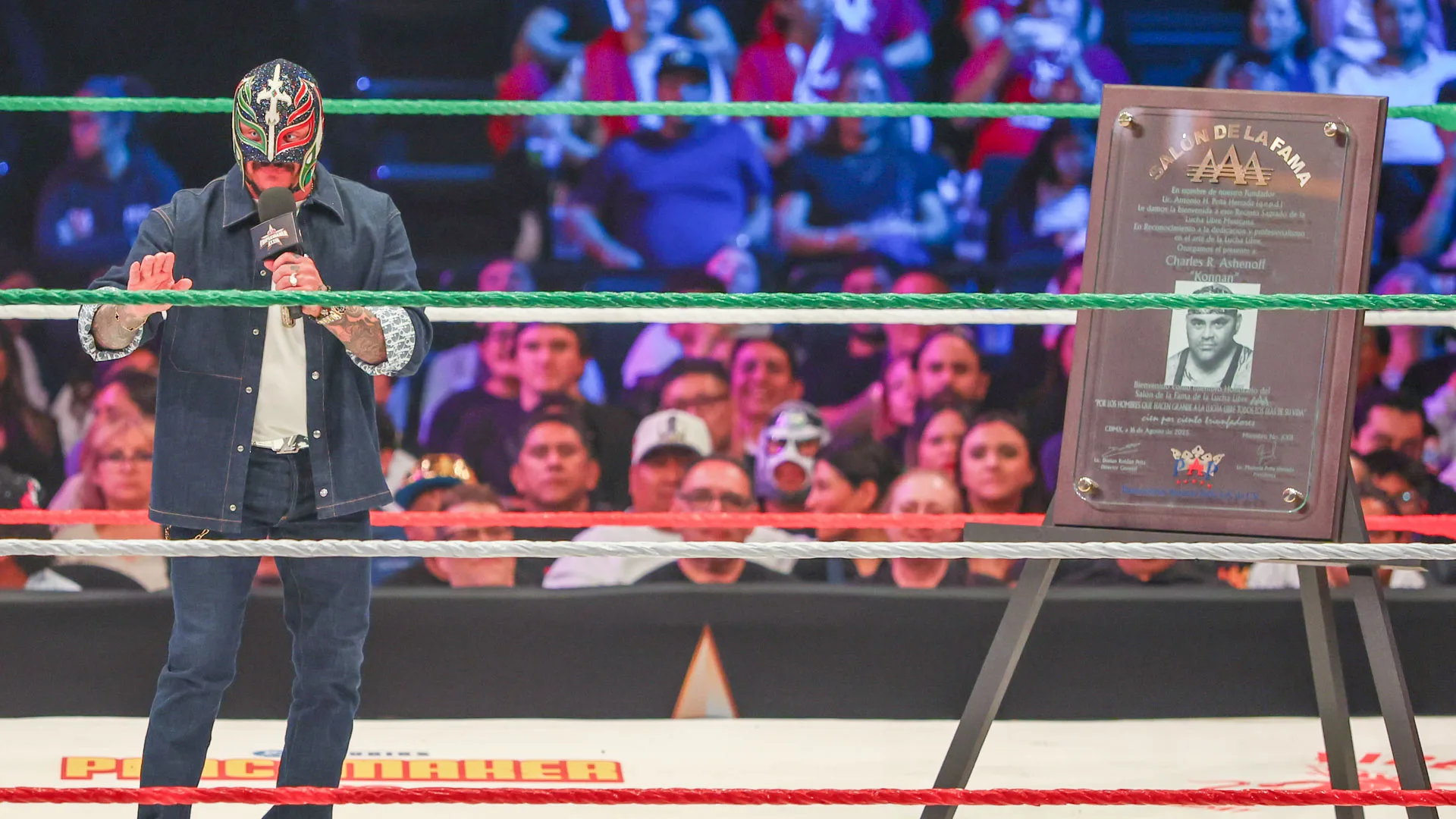 Rey Mysterio introduz Konnan ao Hall da Fama da AAA no TripleManía XXXIII