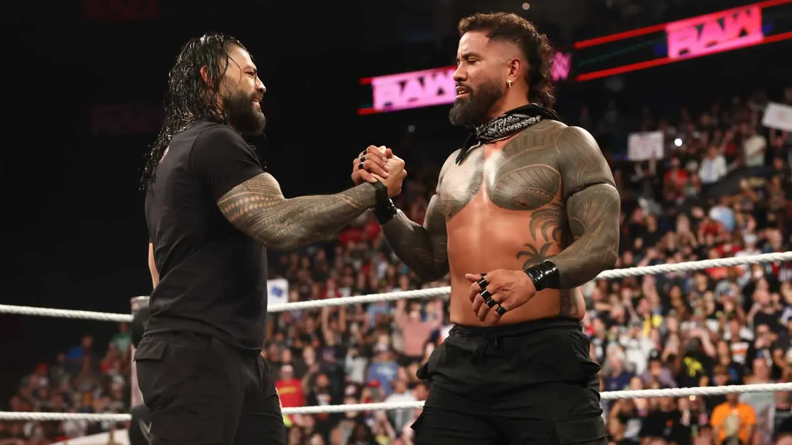 Roman Reigns ajuda Jey Uso a vencer Main Event do WWE Raw