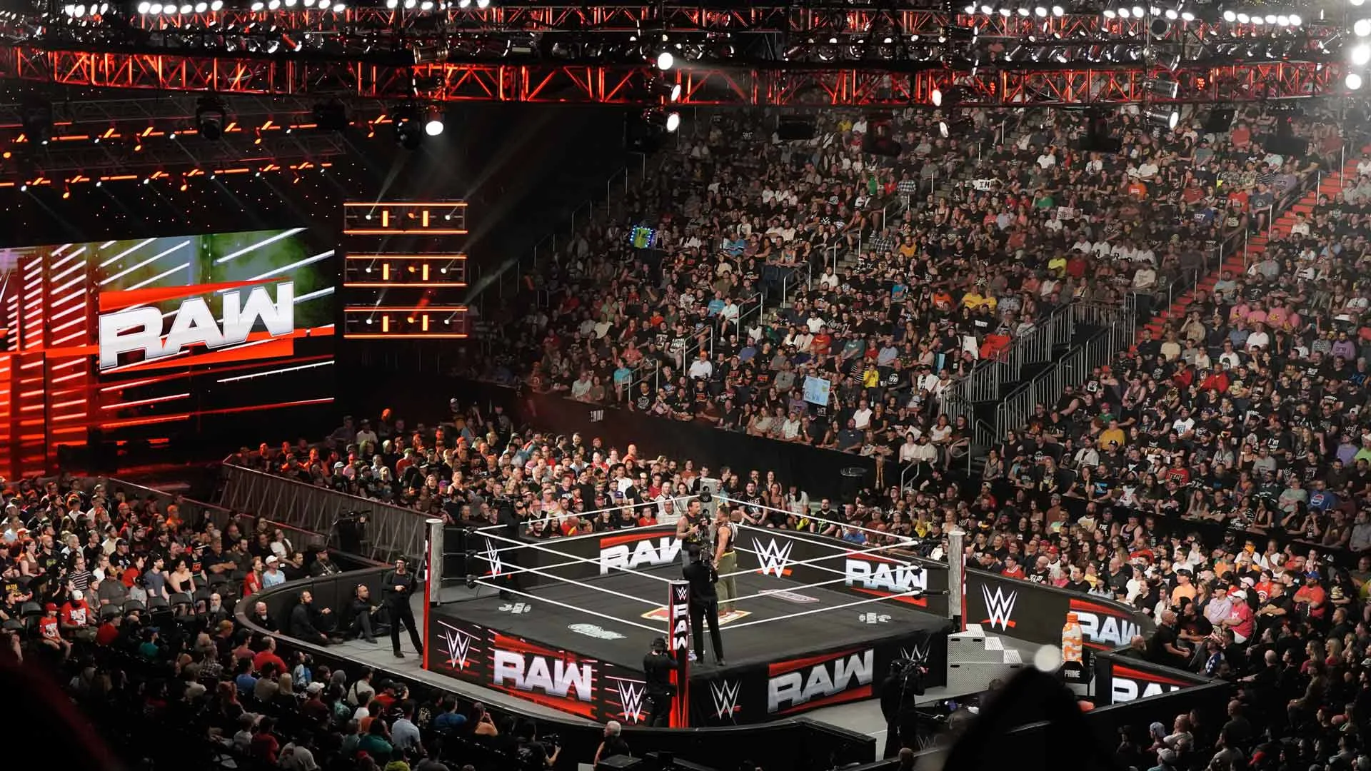 Fãs tiveram cartazes confiscados no WWE RAW