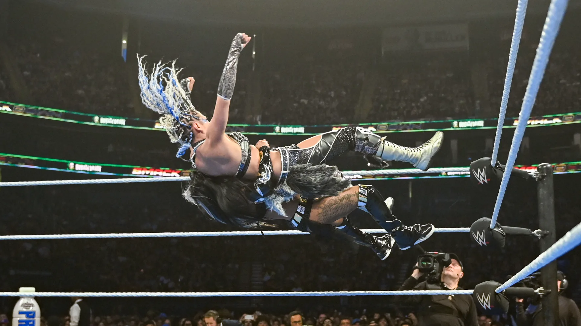 Zelina Vega comete erro e quase lesiona Giulia no WWE SmackDown