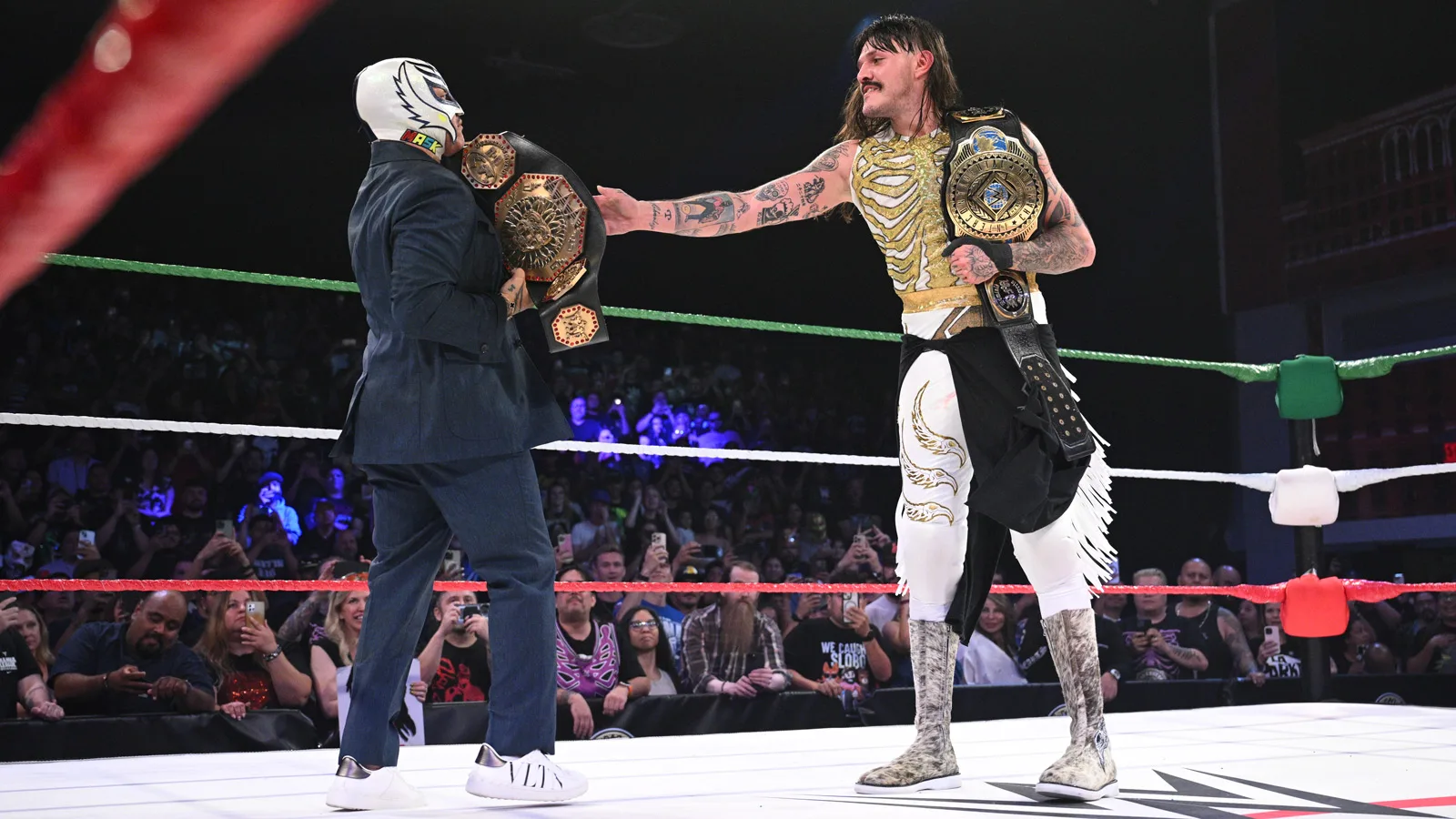 Dominik Mysterio conquista o AAA Mega Title no Worlds Collide