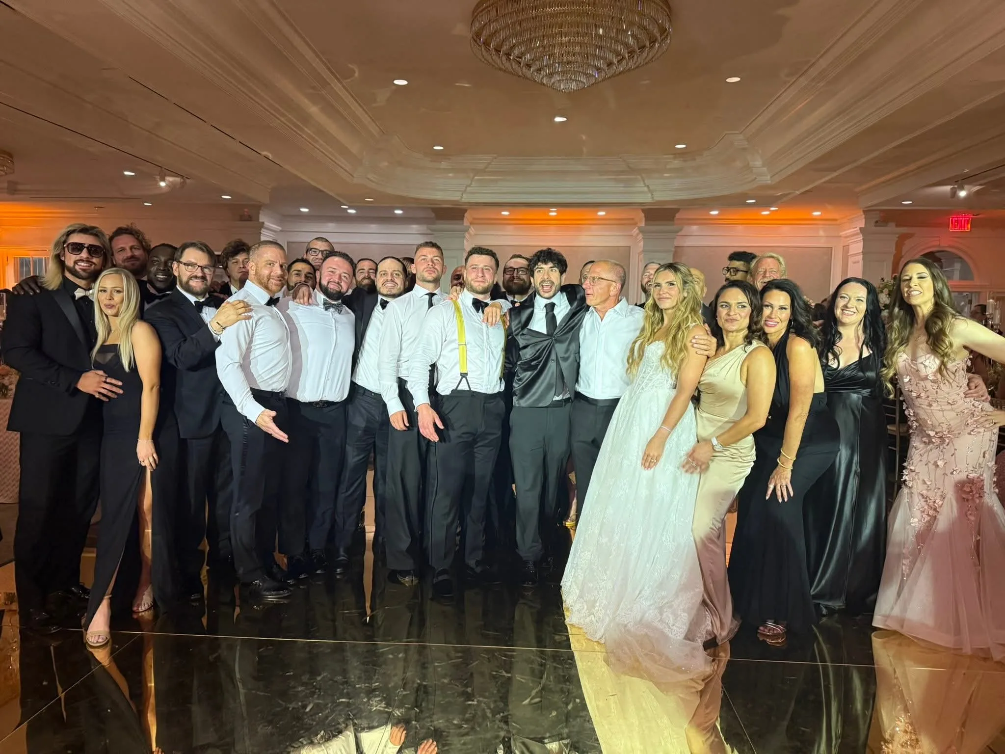 Vazamento de fotos do casamento de MJF gera insatisfação na AEW