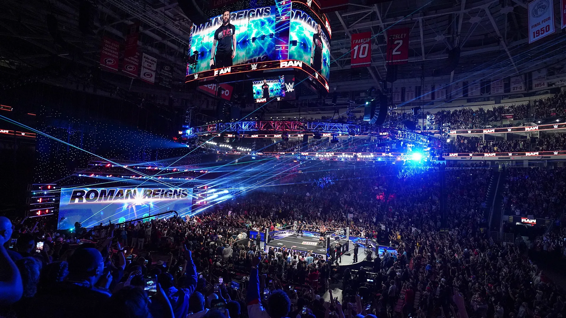 Roman Reigns retorna ao WWE Raw e ajuda os Usos