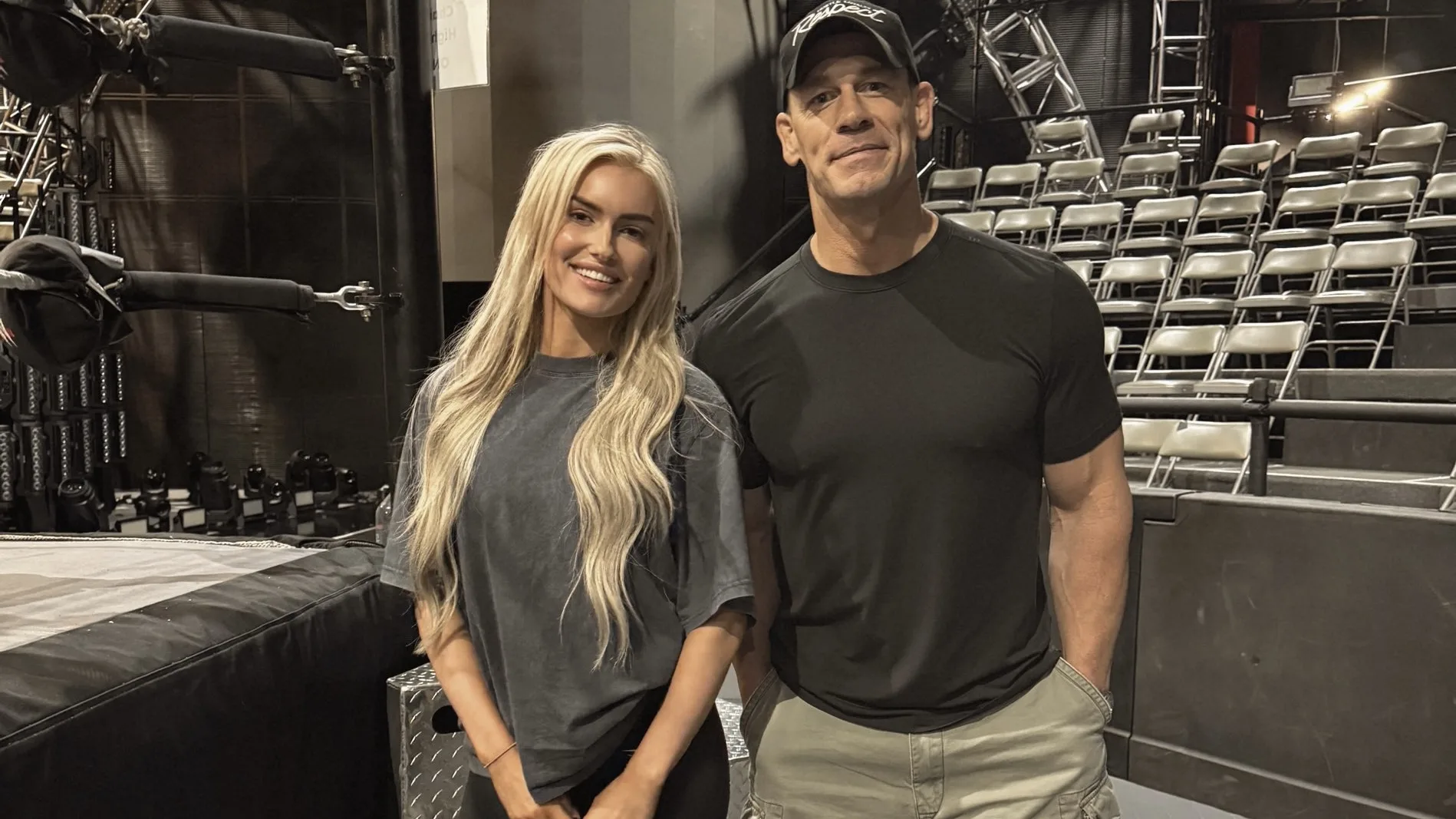 John Cena visita WWE PC e posa com Blake Monroe