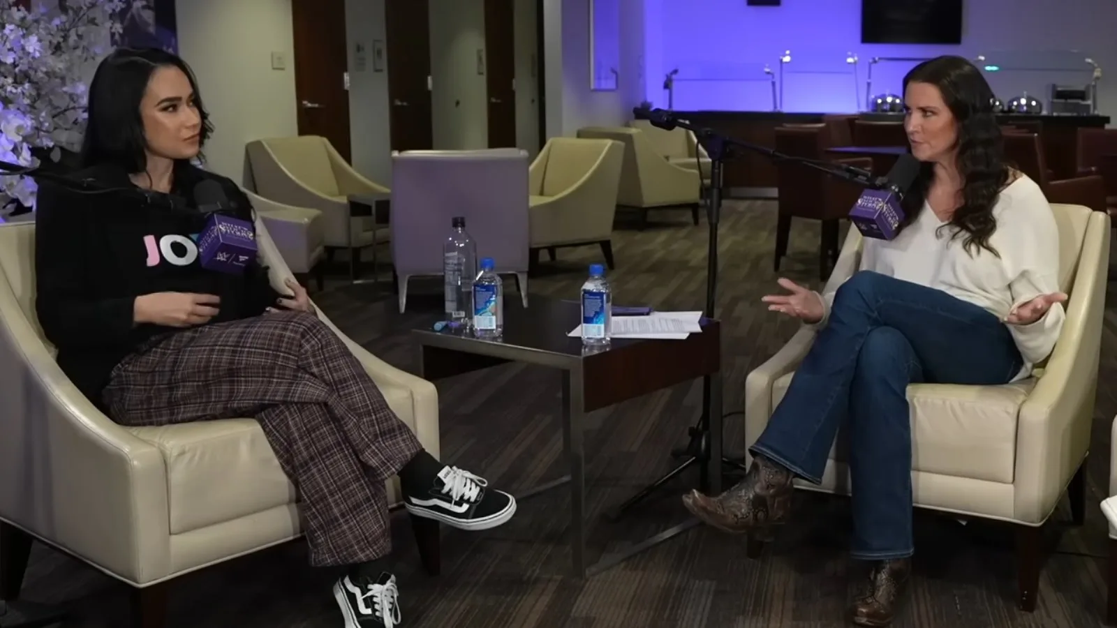 Stephanie McMahon e AJ Lee comentam polêmica sobre a divisão feminina