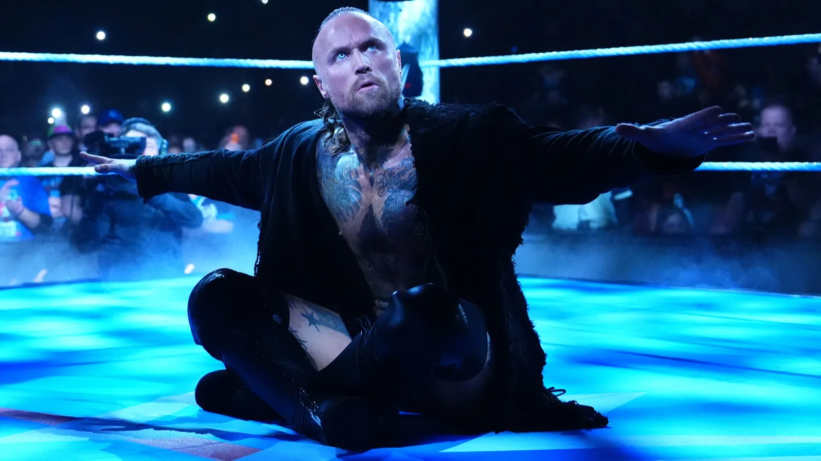 Aleister Black revela origens religiosas “cultuosas” e inspiração para seu personagem