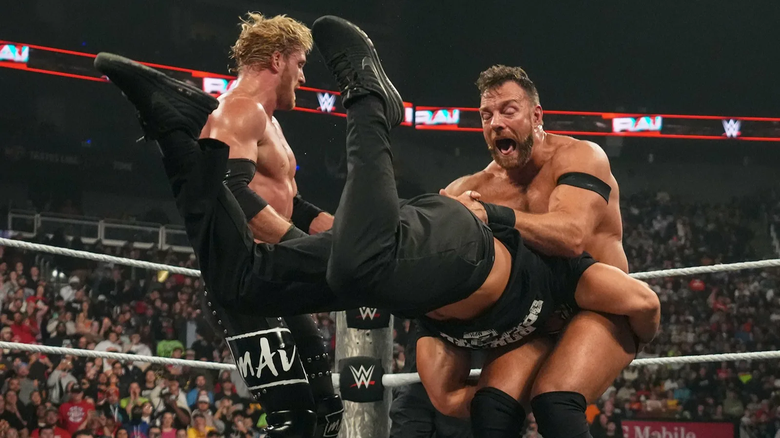 LA Knight renova contrato com a WWE e permanecerá na empresa