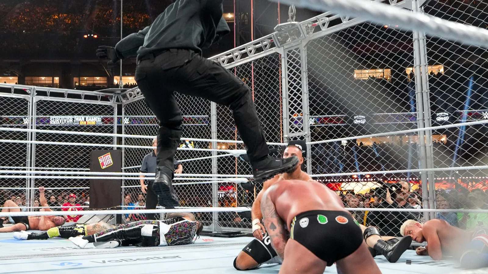 Homem mascarado que atacou CM Punk no Survivor Series 2025 é supostamente identificado