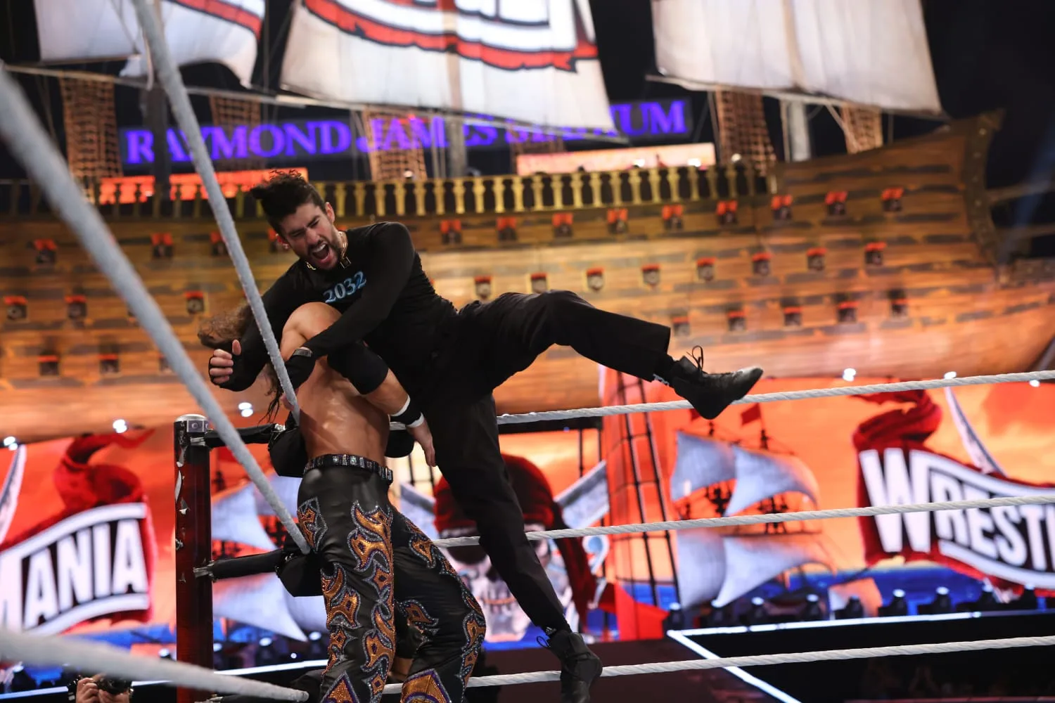 Seth Rollins elogia performance de Bad Bunny no Super Bowl