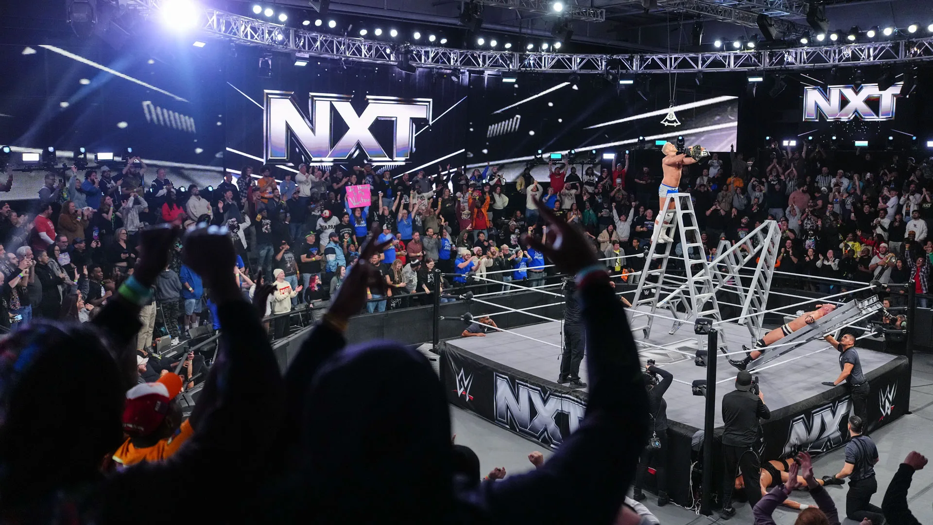 Joe Hendry conquista o título do NXT em emocionante luta de escadas